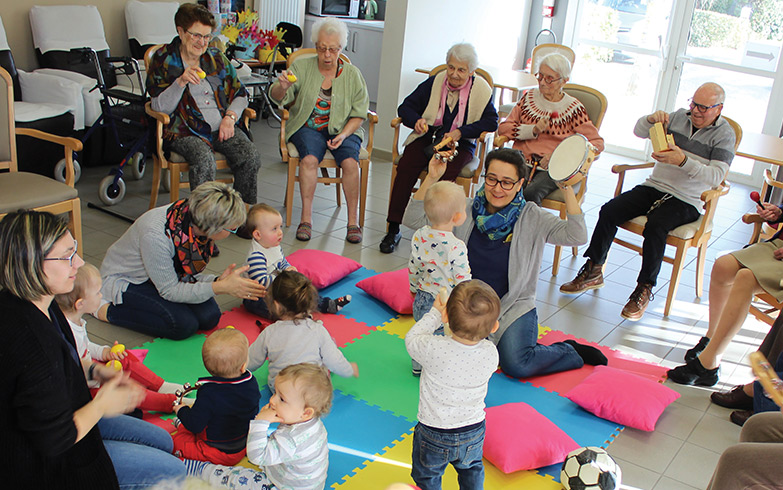 ehpad rencontre entre bébés personnes agées